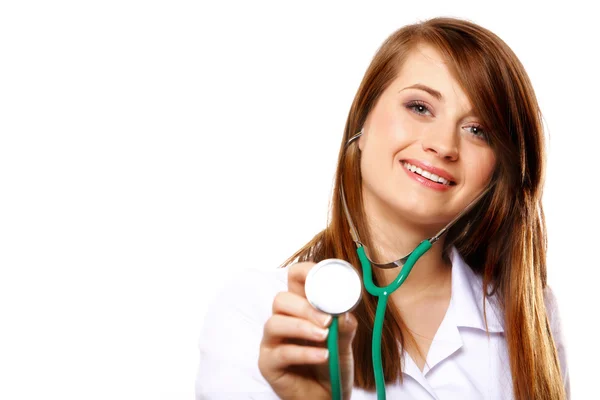 Vrouwelijke arts of verpleegkundige bedrijf stethoscoop. — Stockfoto