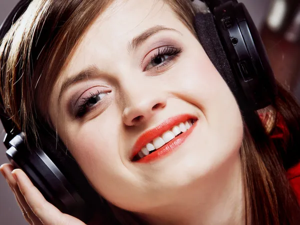Close-up van lachende meisje met hoofdtelefoons — Stockfoto