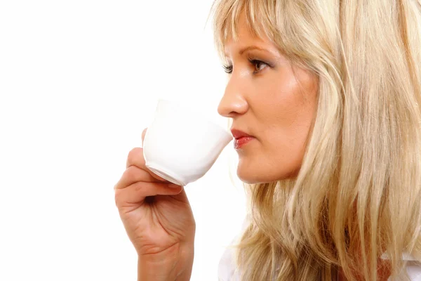 Hermosa mujer tomando té o café . — Foto de Stock