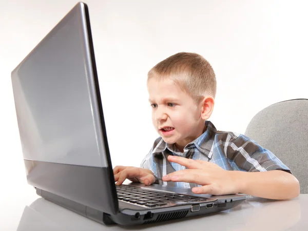Комп'ютерна залежність емоційний хлопчик з ноутбуком — стокове фото