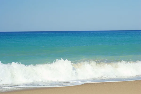 Playa con mar - cielo azul — Foto de Stock