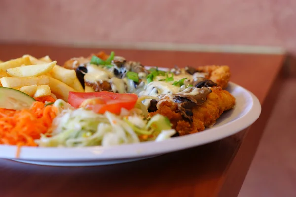 Bife de frango com batatas fritas - batatas fritas e salada — Fotografia de Stock
