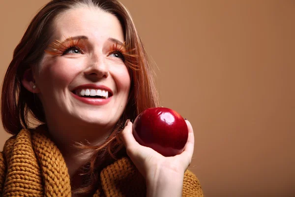 Herfst vrouw apple mode vrouwelijke-wimpers — Stockfoto