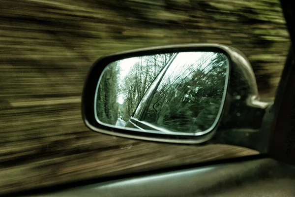 Carro na estrada wiht movimento desfoque fundo — Fotografia de Stock