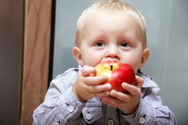 小さな男の子がリンゴを食べて — ストック写真