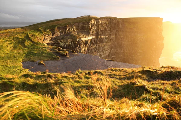 Βράχια του moher στο ηλιοβασίλεμα στο co. clare, Ιρλανδία — Φωτογραφία Αρχείου
