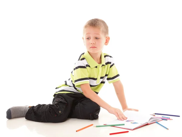 年轻的男孩用孤立的彩色铅笔绘制 — 图库照片