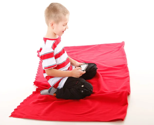 Enfant joue à des jeux sur le téléphone mobile — Photo