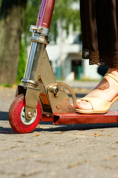 Perempuan berjalan kaki naik skuter — Stok Foto