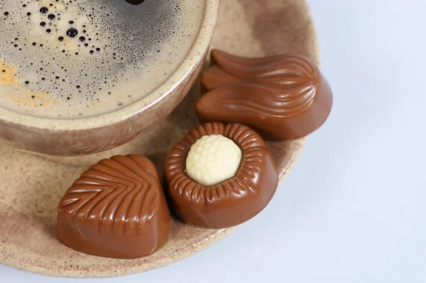 Schokolade Pralinen Tasse mit schwarzem Kaffee auf weiß — Stockfoto