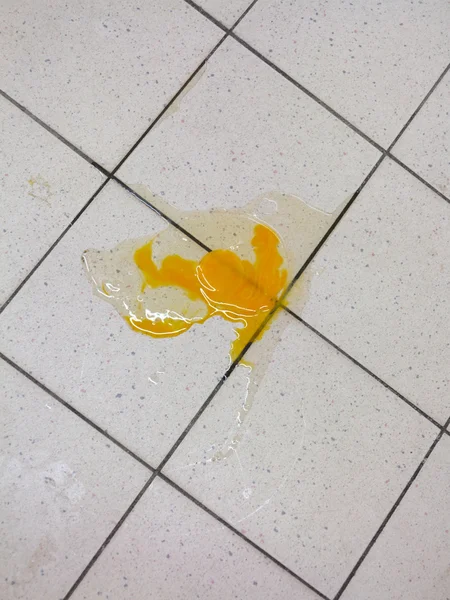 Mistace. Egg splattered on the kitchen floor — Stock Photo, Image