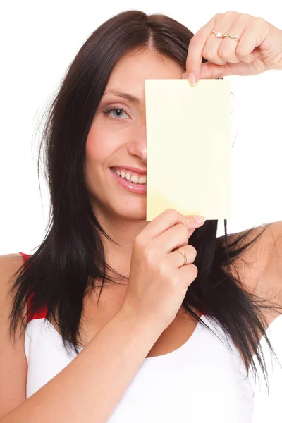Dárková poukázka. Vzrušená žena ukazující prázdný znak na papírové kartě — Stock fotografie