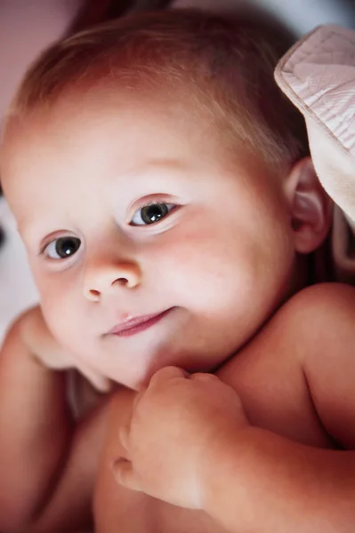 Retrato de niño pequeño en la cama — Foto de Stock