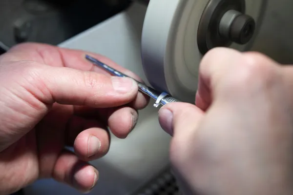 Hands of jeweller at work. Silver polishing. — Stock Photo, Image