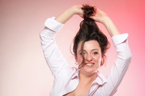 Retrato de atraente sorrindo mulher morena — Fotografia de Stock