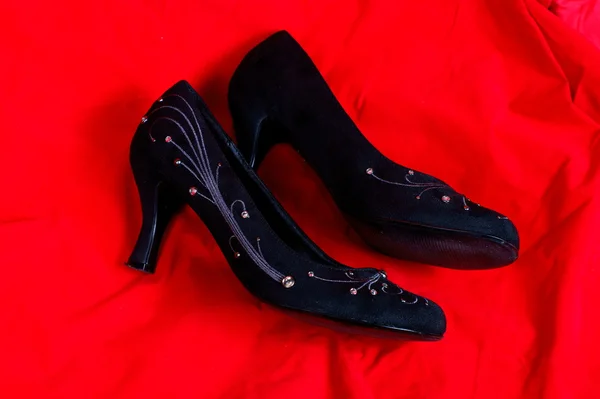 Sapato de mulher preta e bolsa no fundo vermelho — Fotografia de Stock