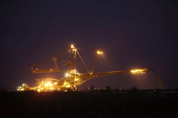 Giant excavator in a coal open pit evening — Stock Photo, Image