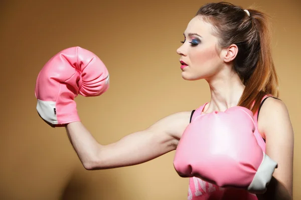 Modelo boxeador femenino con grandes guantes rosas divertidos — Foto de Stock