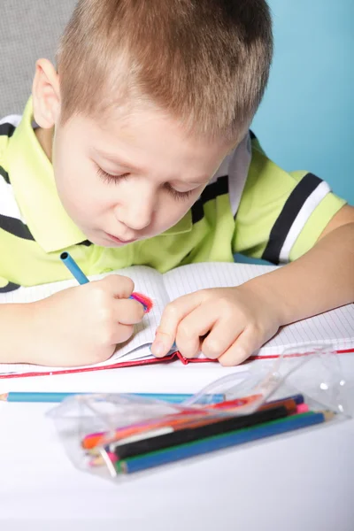 Jovem menino bonito desenha com lápis de cor — Fotografia de Stock