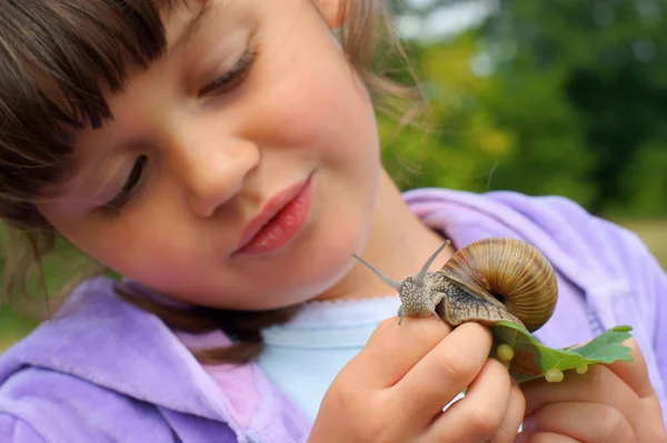 Girl and garden snail — Stock Photo, Image