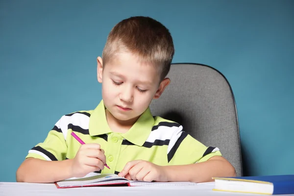 Jeune garçon mignon dessine avec des crayons de couleur — Photo