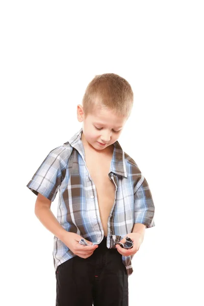 Μικρό αγόρι κουμπιά στο πουκάμισο, που απομονώνονται σε λευκό — Φωτογραφία Αρχείου