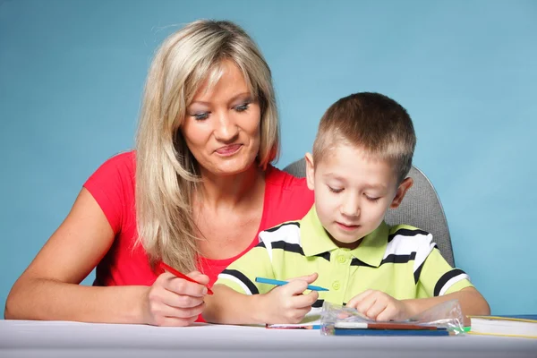 Madre e hijo dibujar juntos —  Fotos de Stock