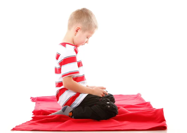 Enfant joue à des jeux sur le téléphone mobile — Photo