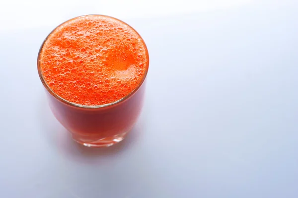 玻璃杯中的胡萝卜汁 — 图库照片