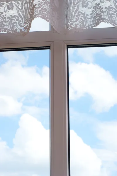 Céu azul em uma janela — Fotografia de Stock