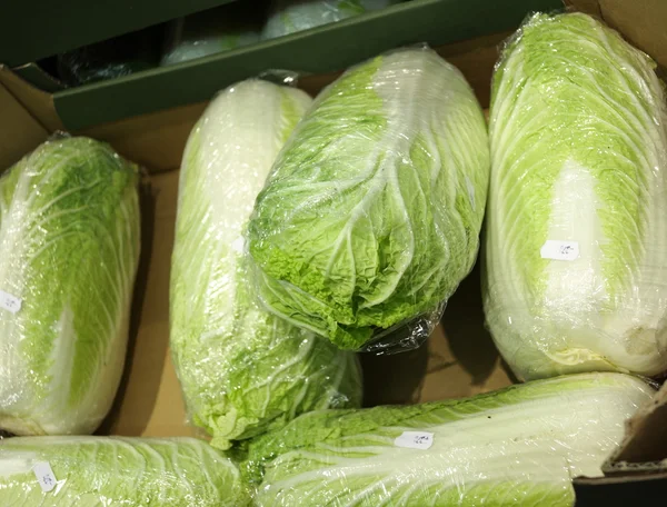 Chinese cabbages in supermarket — Stock Photo, Image