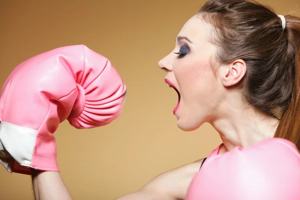 Modelo boxeador femenino con grandes guantes rosas divertidos — Foto de Stock