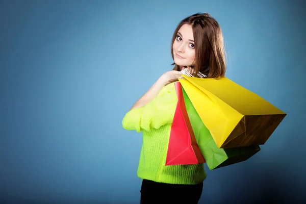 Jonge vrouw met papieren veelkleurige boodschappentas — Stockfoto