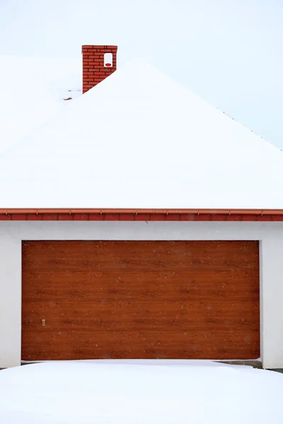 Puerta del garaje del coche rodeado de nieve —  Fotos de Stock