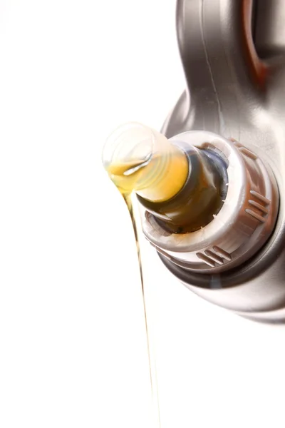 Dose mit Motoröl isoliert eingießen — Stockfoto