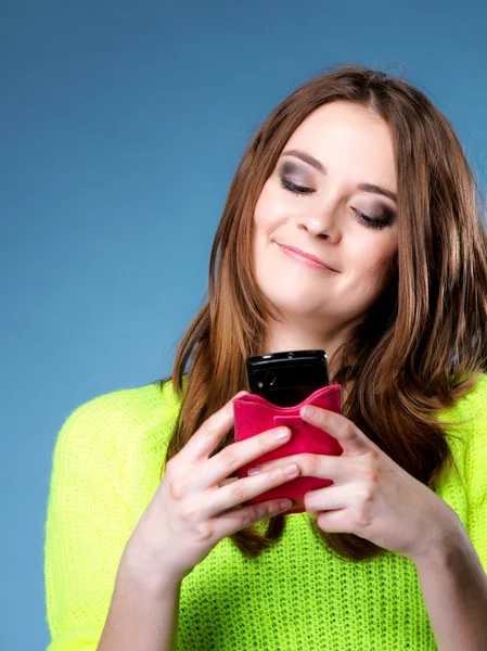 Счастливая девушка с мобильного телефона читает сообщение — стоковое фото