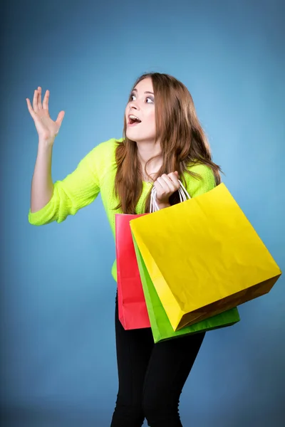 Surprised girl with paper shopping bag. Sales. — Stock Photo, Image