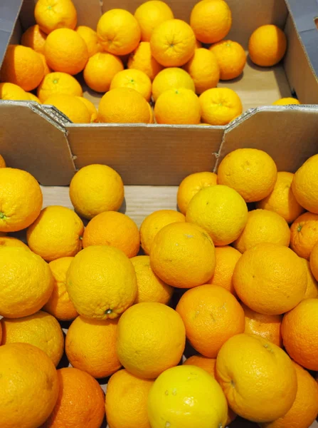 Citrusové plody oranžové v supermarketu box — Stock fotografie