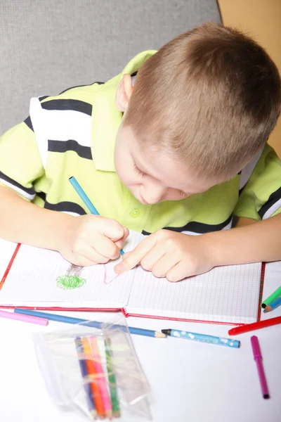 Jovem menino bonito desenha com lápis de cor — Fotografia de Stock