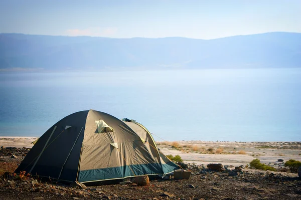 Camping tält i naturen vid sjön — Stockfoto