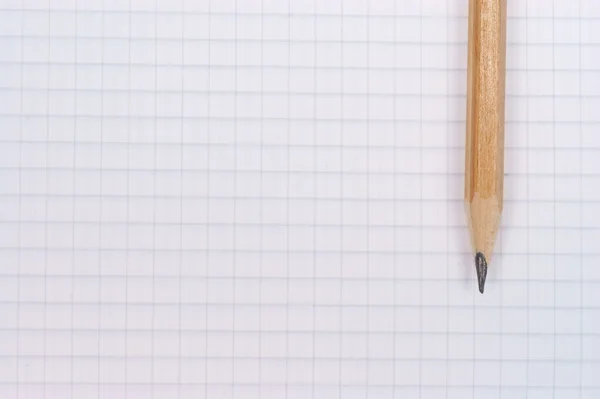 Cuaderno vacío y lápiz aislado sobre fondo blanco —  Fotos de Stock