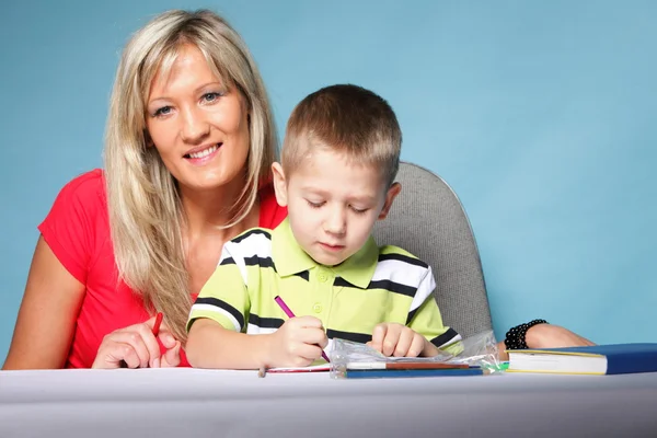 Moeder en zoon tekenen samen — Stockfoto