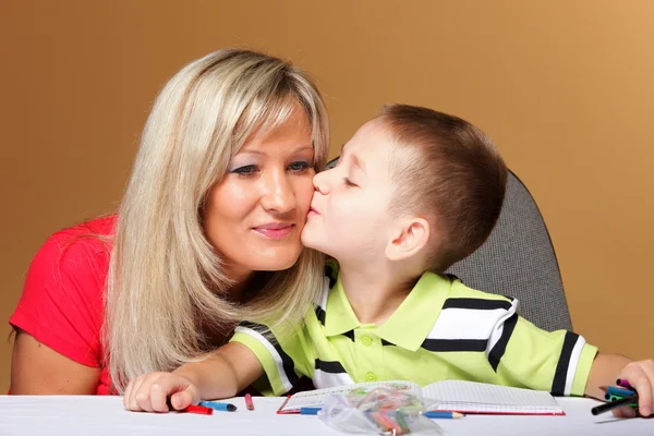 Mother and son drawing together — Stock Photo, Image
