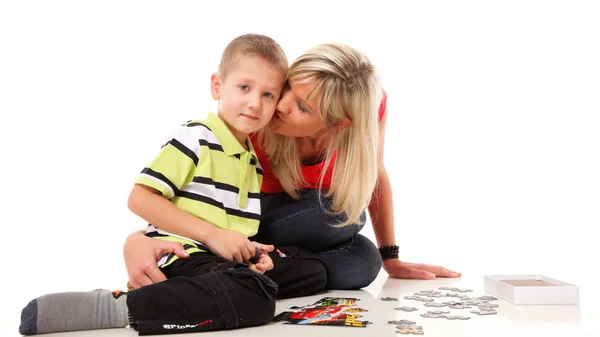 Mamma spelar pussel tillsammans med sin son — Stockfoto