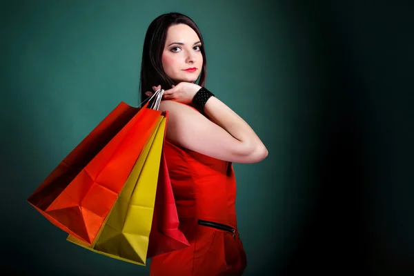 Giovane donna con carta multicolore shopping bag — Foto Stock