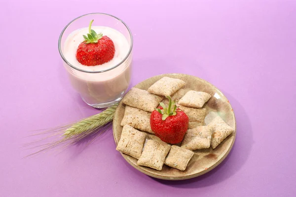 Bread and corn ,wheat, strawberry, smoothie — Stock Photo, Image