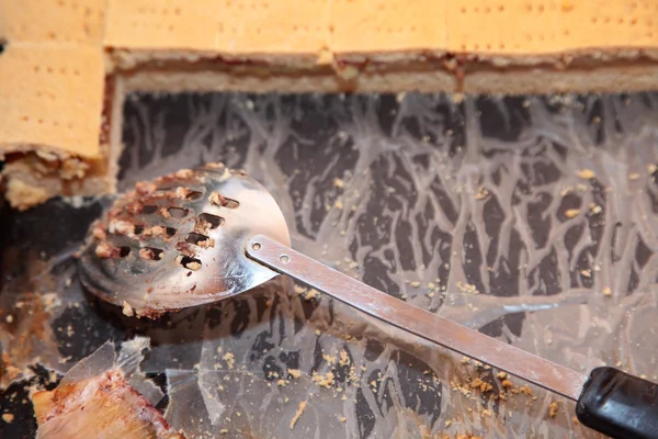 Elmalı pasta teneke spatula ile içinde — Stok fotoğraf