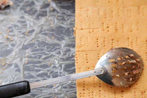 Elmalı pasta teneke spatula ile içinde — Stok fotoğraf