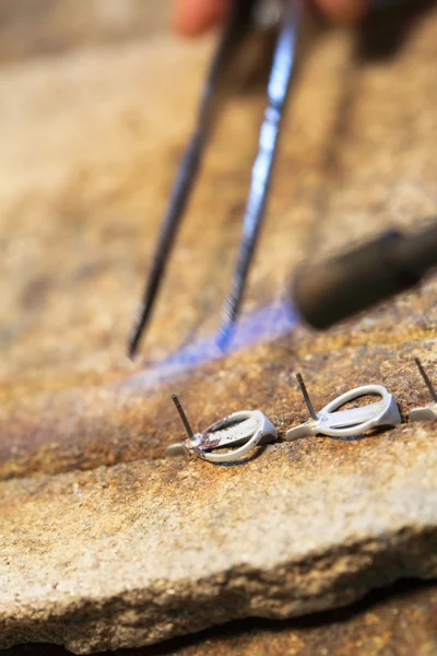 Mains de bijoutier au travail soudure argent — Photo