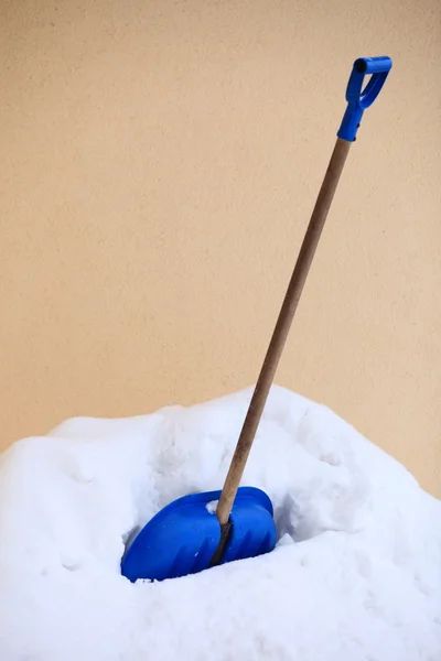 蓝色雪铲站起来在深雪中 — 图库照片